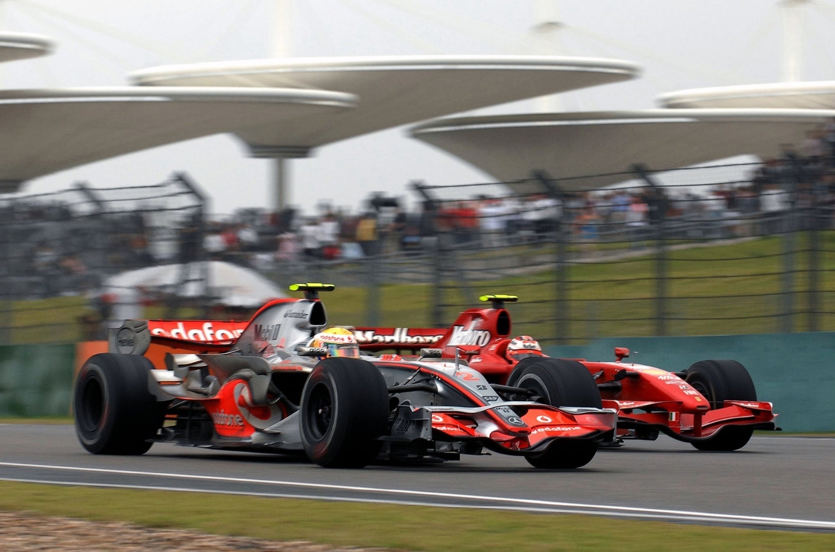 Çin GP 2007 - Lewis Hamilton (McLaren MP4-22) ve Kimi Raikkönen (Ferrari F2007) 